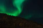 As cores da Aurora reflerem no Yukon River, em Dawson City, no noroeste do Canadá